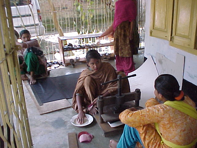 �L���Ŋv�̌^��������
�Ă���l�B�B��l�ŗ͂����킹�č�Ƃ����Ă��܂�