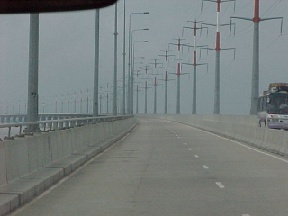 �Ԓʂ肪���Ȃ��B���e�ɍ������̓d���������Ă���B