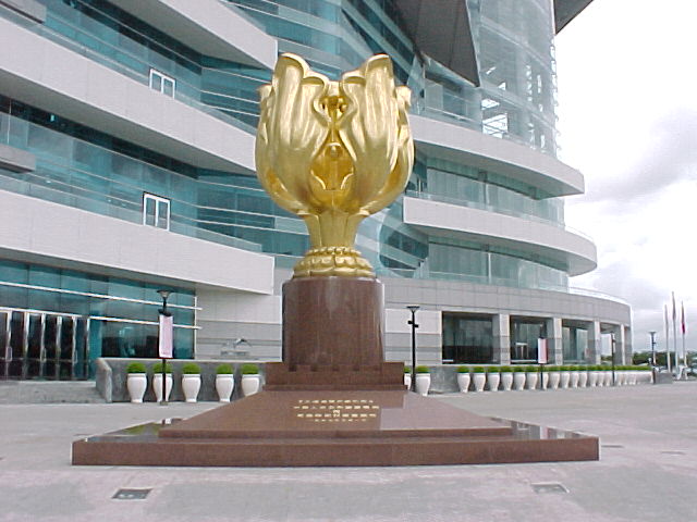 �������{�����`���ʍs����Ɋ񑡂������t�ԁB���Ă̒ʂ�A������ɍ��`�����l�̎p�͂Ȃ�