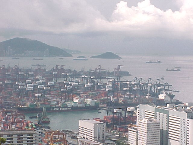 ������R���e�i�^�[�~�i������]�B���̋K�͂̑傫����������`���O���[�o���ȕ����̒��S�ł��邱�Ƃ�������