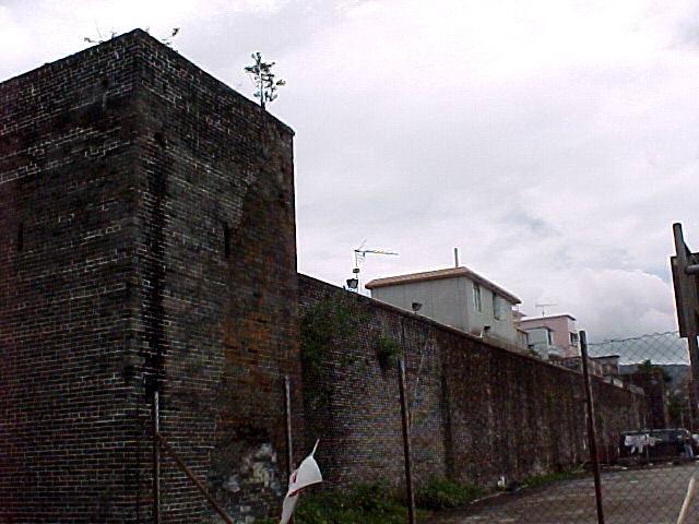 �g�c�́B�W������ǂň͂�ł���B�`���I�ȋq�Ƃ̏Z��͌������Ă���